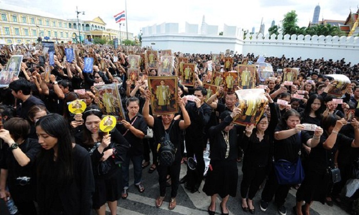 Thousands of Thais queue in Bangkok to view late king`s coffin 
